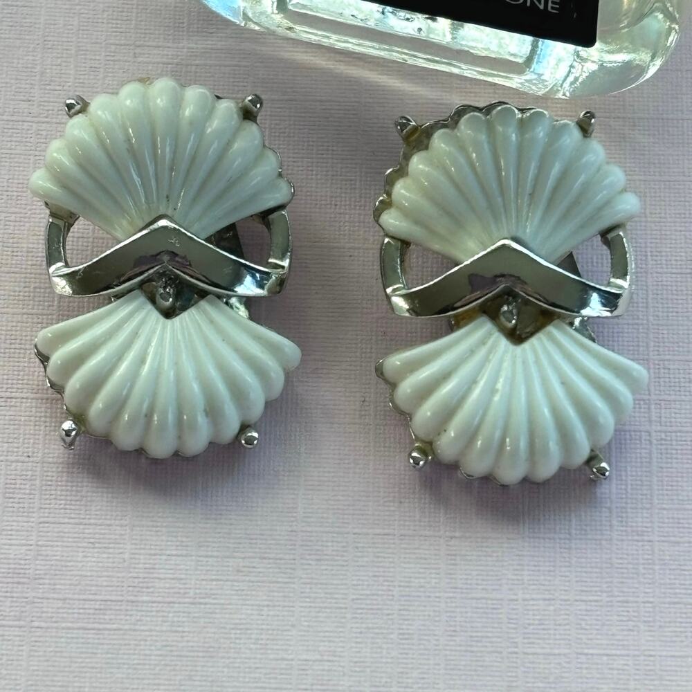 VINTAGE  Coro White Shell Silver Tone Clip On Earrings - Picture 2 of 6